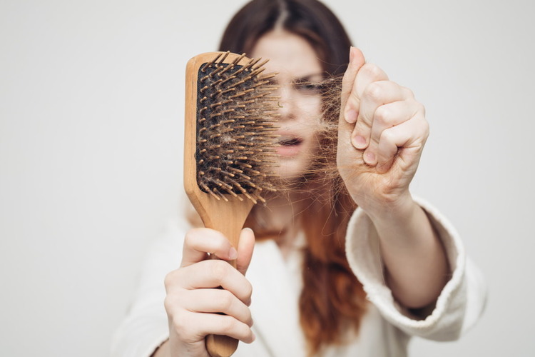 Почему выпадают волосы и о каких патологиях это может сигнализировать?