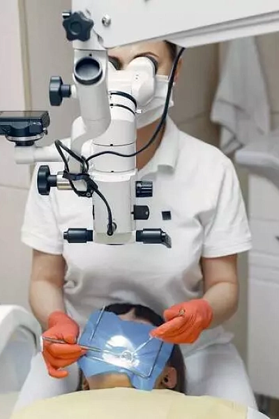 Лечение зубов под микроскопом